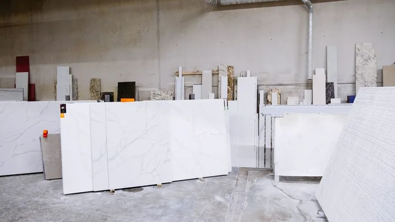 Farklı mermer ve doğal taş levhaların depolandığı bir showroom
