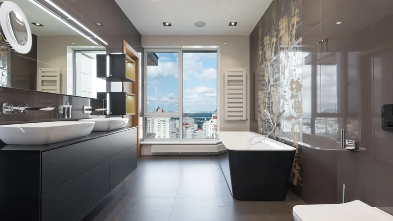 Şık, koyu tonlarda tasarlanmış modern bir banyo