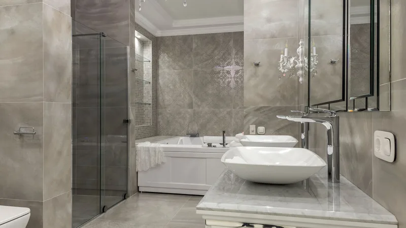 Taş kaplamalı, avizeli lüks bir banyo