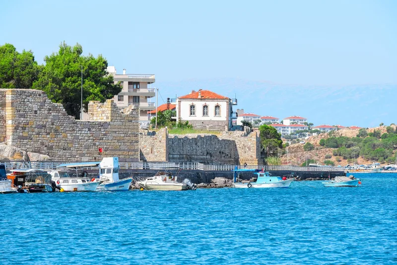 Kıyıda eski bir kale ve tekne limanına sahip bir sahil kasabası
