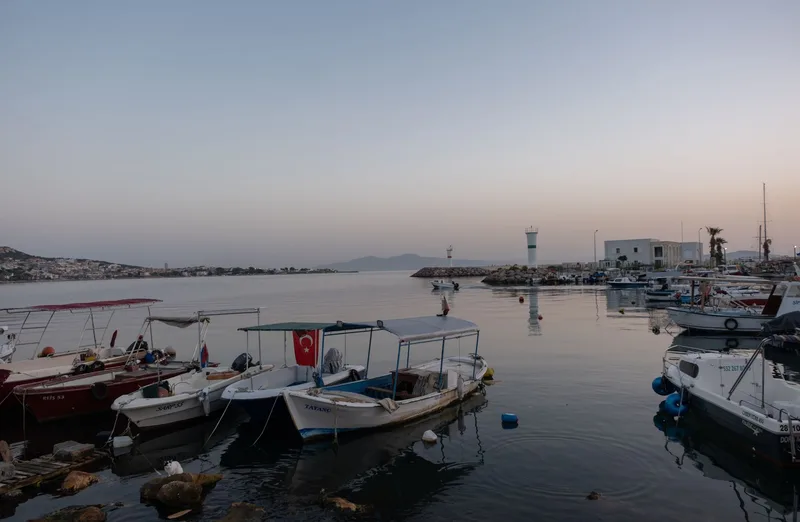 Gün batımında küçük bir limanda demirlemiş balıkçı tekneleri