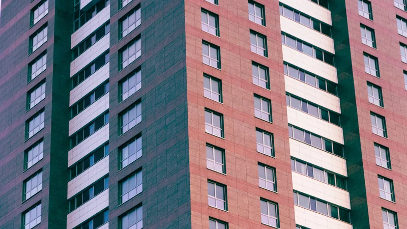Balkonlu, çok katlı modern bir apartman binasının cephesinden yakın çekim