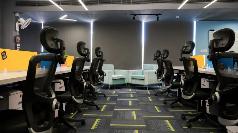Yenilenmiş, aydınlık bir açık ofis alanı