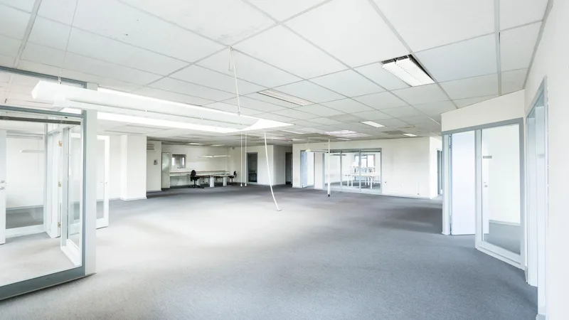 Boş, minimalist tasarımlı bir ofis alanı