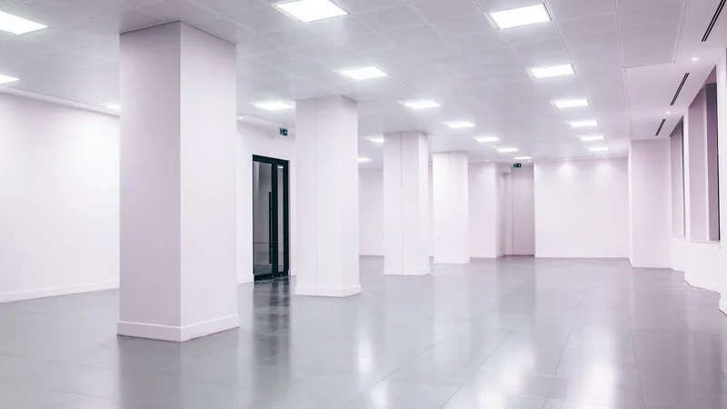 Geniş açılı, temiz çizgili bir ofis iç mekânı