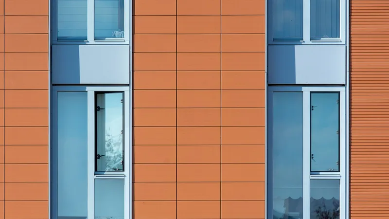 Turuncu panelli, camlı modern bir bina cephesi