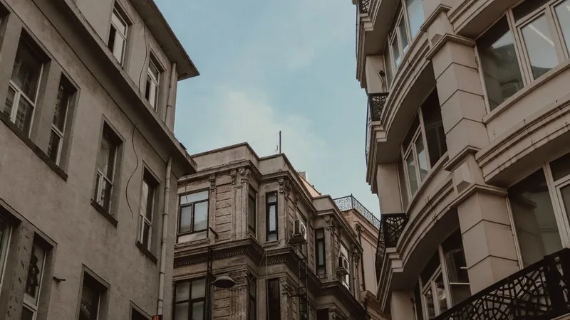 Konak'ta birbirine bitişik, farklı dönemlerden eski apartman binaları