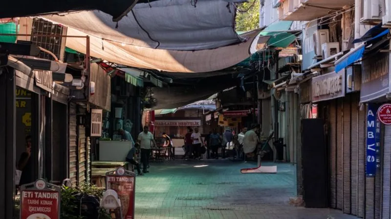 Kemeraltı çevresinde küçük dükkanların sıralandığı, üzeri kapalı bir çarşı sokağı