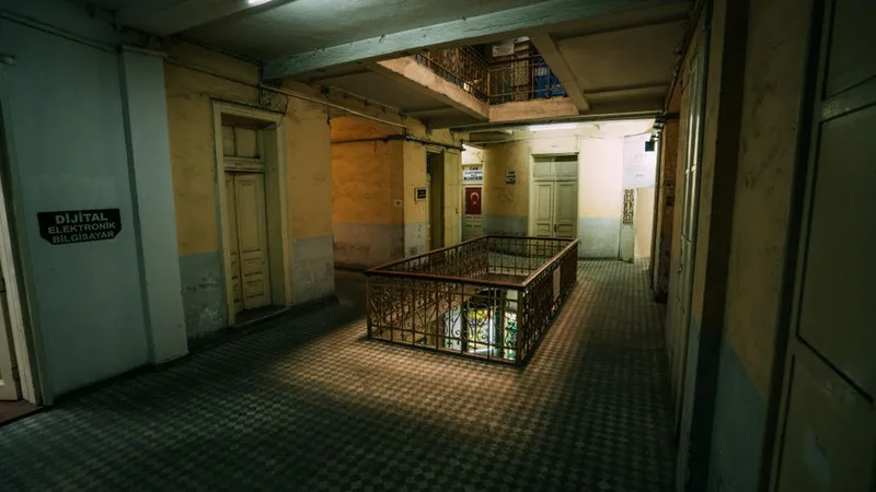 Eski bir apartman binasının ortak koridoru ve merdiven korkuluğu
