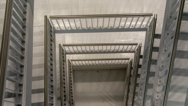 Üstten görünüm modern spiral merdiven korkulukları