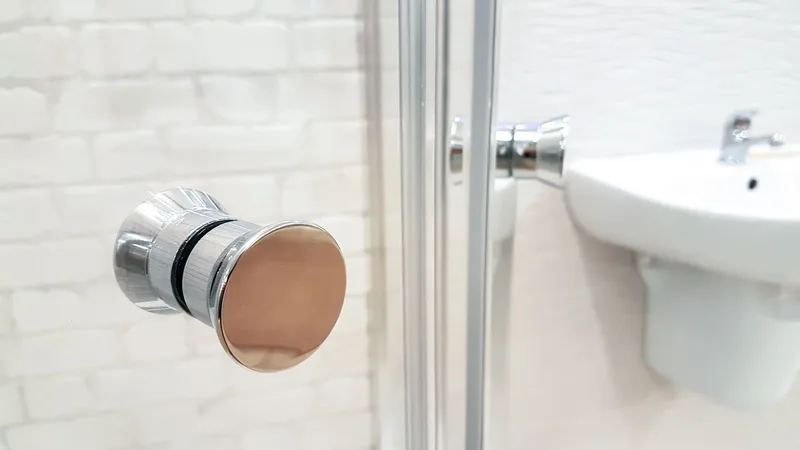 Cam duş kabinli, modern bir banyo köşesi
