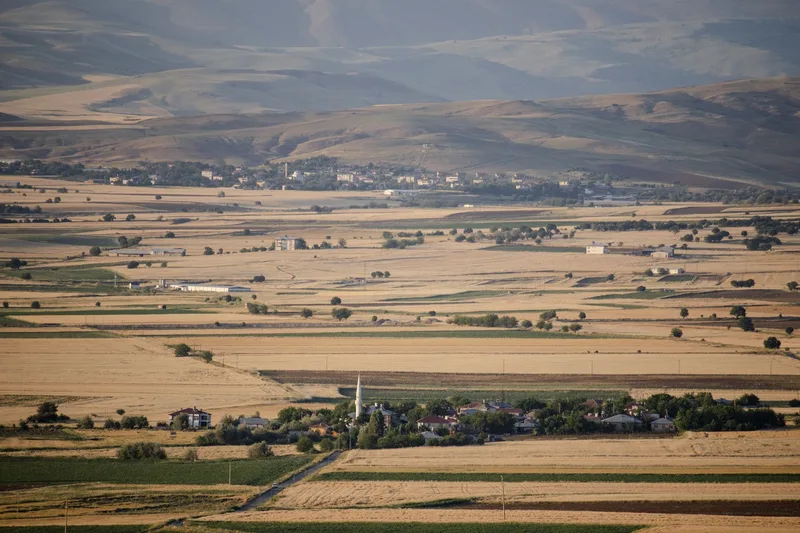Gediz ovasının geniş düzlüğünde tarım araziyle çevrili küçük bir yerleşim