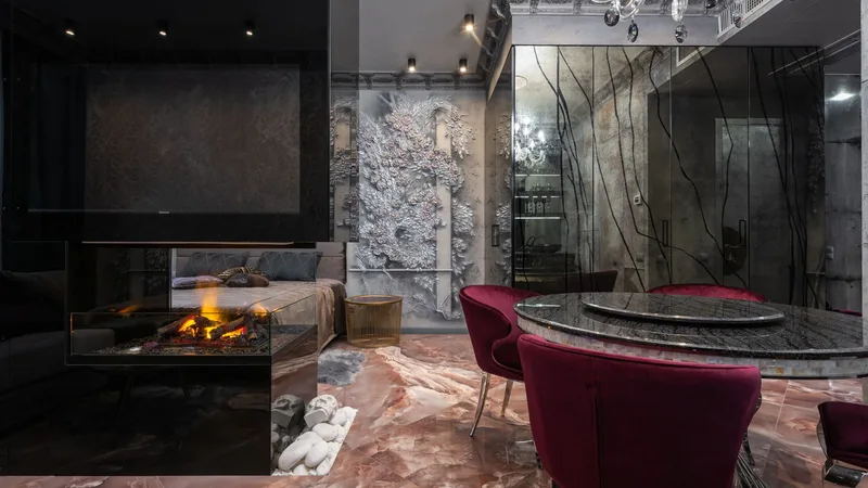 Şöminesi olan, mermer zeminli lüks bir salon