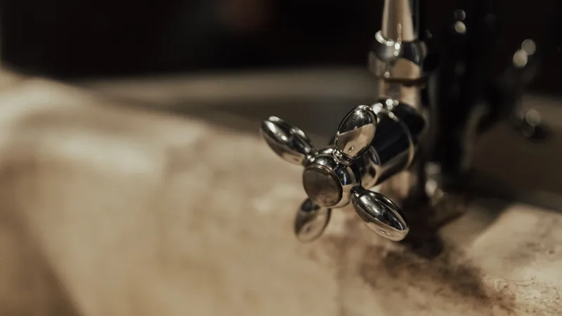 Mermer lavabo üzerinde vintage musluk detayı