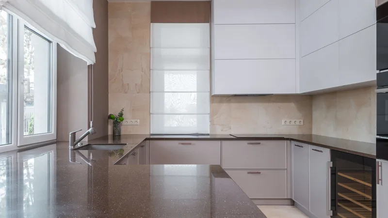 Mermer görünümlü tezgahlı minimalist mutfak