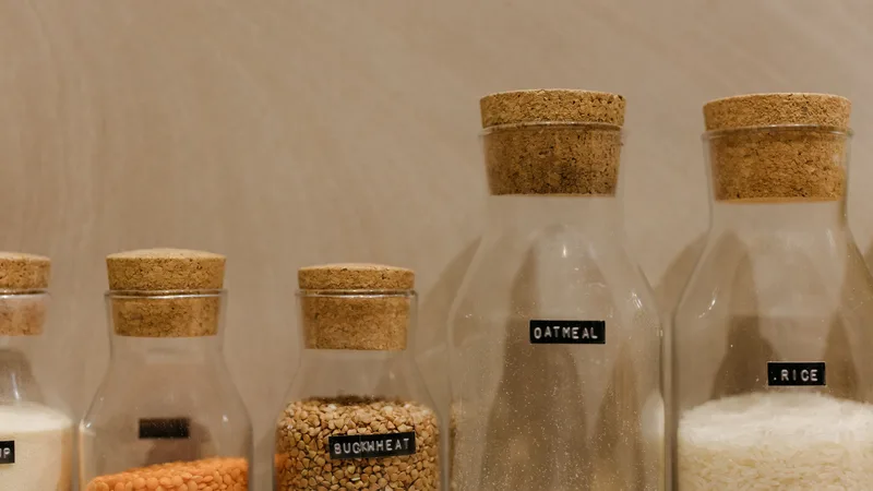 Kapaklı cam kavanozlarda etiketlenmiş kuru gıdalar