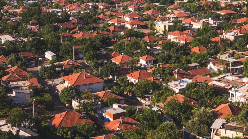 Kırmızı kiremitli çatıları ve yeşillikleri ile İzmir'in sakin bir yerleşim bölgesinin kuşbakışı görünümü