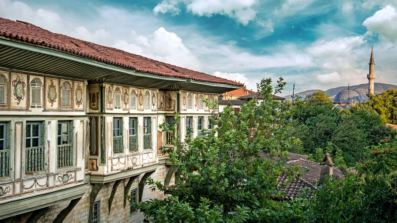 Ahşap cumbalı, geleneksel Osmanlı mimarisiyle yapılmış evlerin sıralandığı bir sokak, Birgi