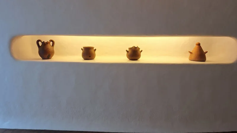 Duvar nişine gömülü, aydınlatmalı raf