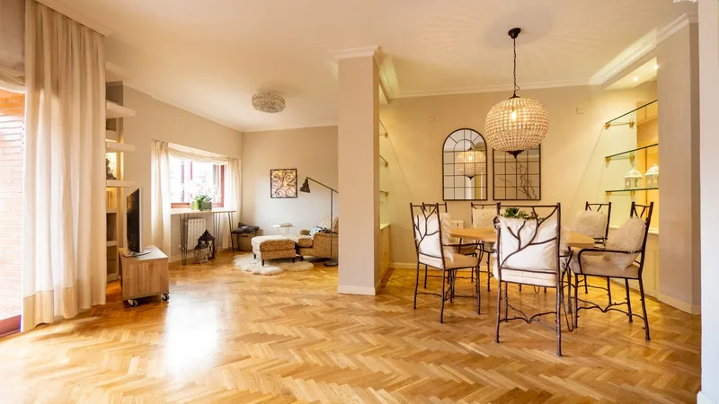 Balıksırtı parkeli, aydınlık geniş bir salon