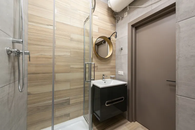 Duş kabini, boyler ve dolabıyla tamamlanmış modern bir banyo