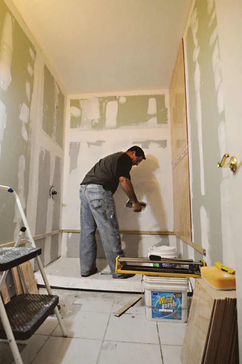 Alçıpan işçiliği yapılan, yenileme aşamasındaki eski bir banyo
