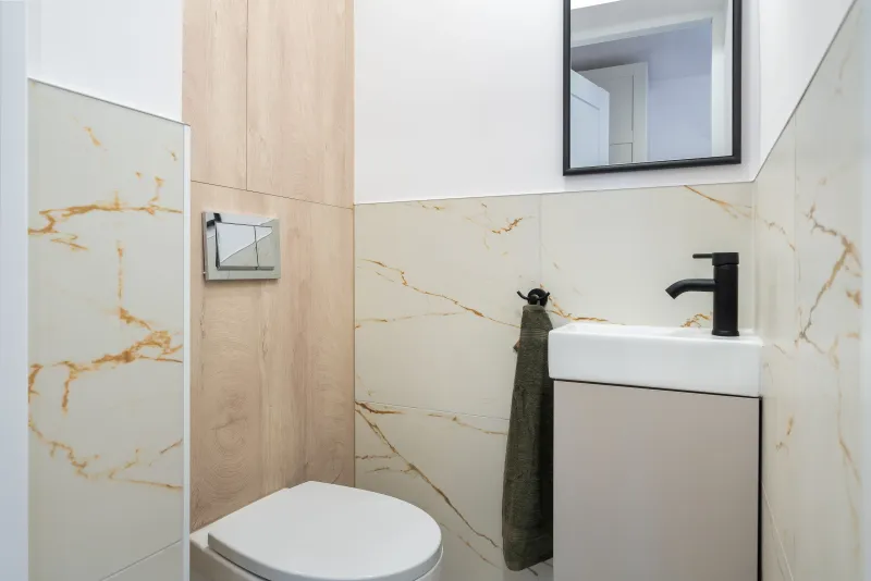 Mermer desenli, kompakt ölçülerde küçük bir banyo