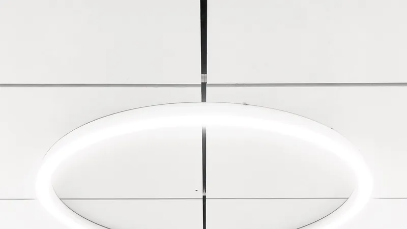 Koyu renkli bir tavanda gömülü, oval biçimli LED aydınlatma detayı