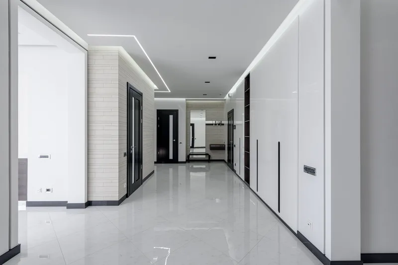 Parlak, açık renk zeminli, modern bir koridor