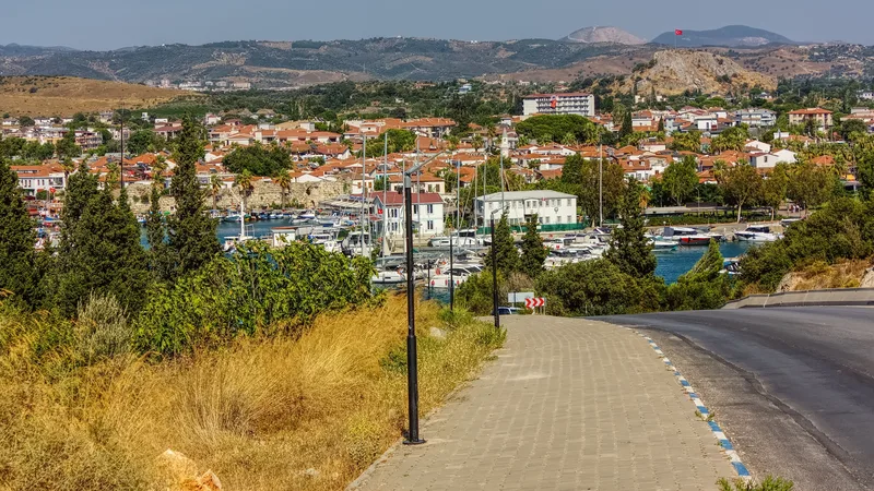 Tepeden görünen, marina ve tekne limanı olan sakin bir kıyı kasabası