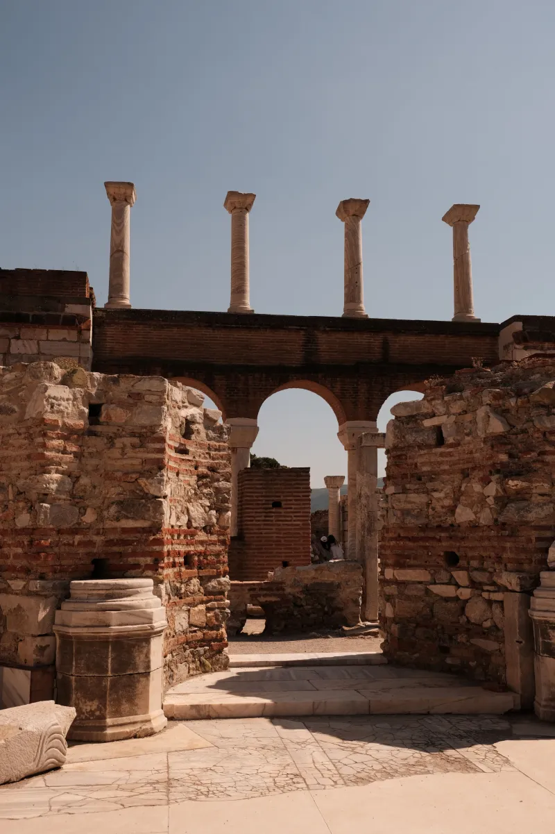 Ayasuluk Tepesi'nde antik sütunlu bir kemer, St. Jean Bazilikası kalıntıları