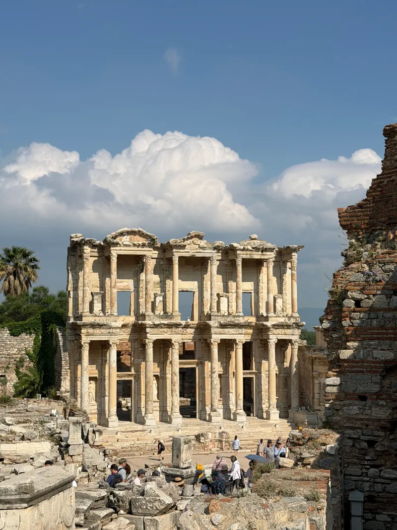 Efes Antik Kenti'nde Celsus Kütüphanesi kalıntıları ve önünde gezen ziyaretçiler