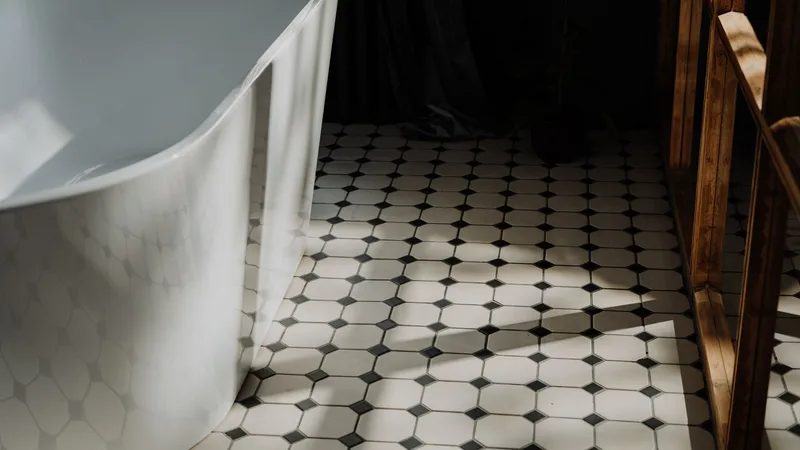 Altıgen desenli zeminli minimalist bir banyo