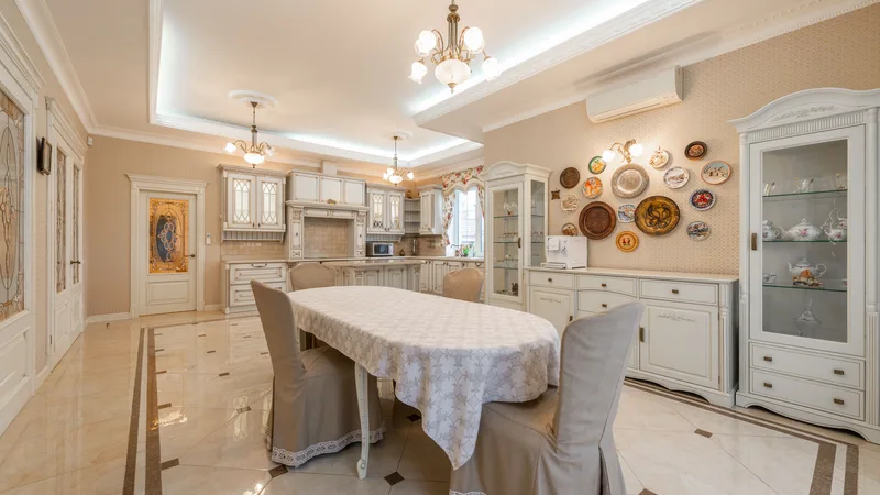 Seramik zeminli, aydınlık bir yemek odası