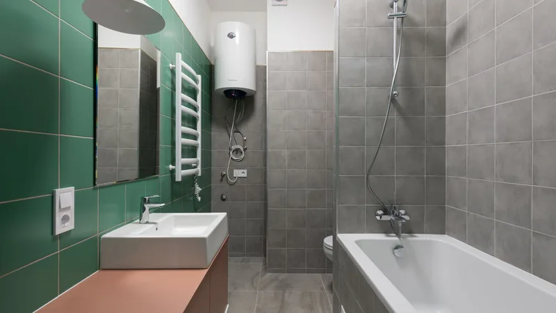 Duvara monte su ısıtıcılı, şık bir banyo