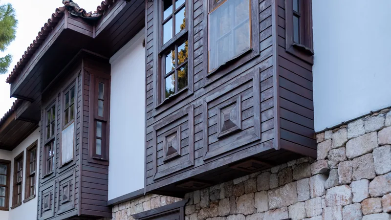 Ahşap cumbalı, geleneksel Osmanlı mimarisiyle yapılmış eski bir evin cephesi