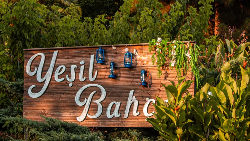 Yeşilliklerle çevrili, sade masalı bir bahçe restoranı köşesi