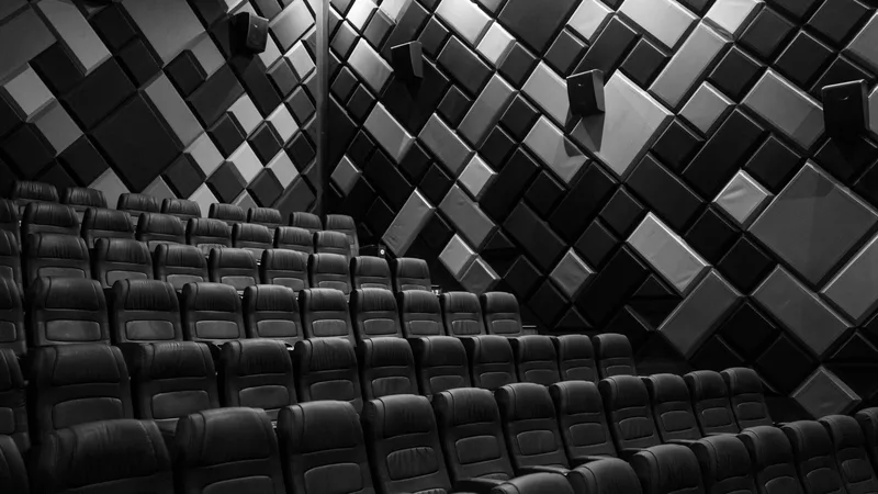 Duvarları akustik panellerle kaplanmış sessiz bir salon