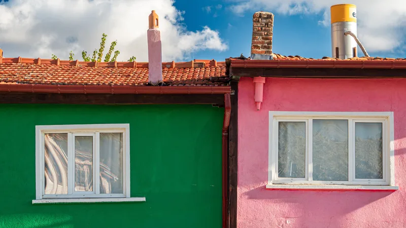 Yan yana renkli cepheli eski İzmir apartmanları